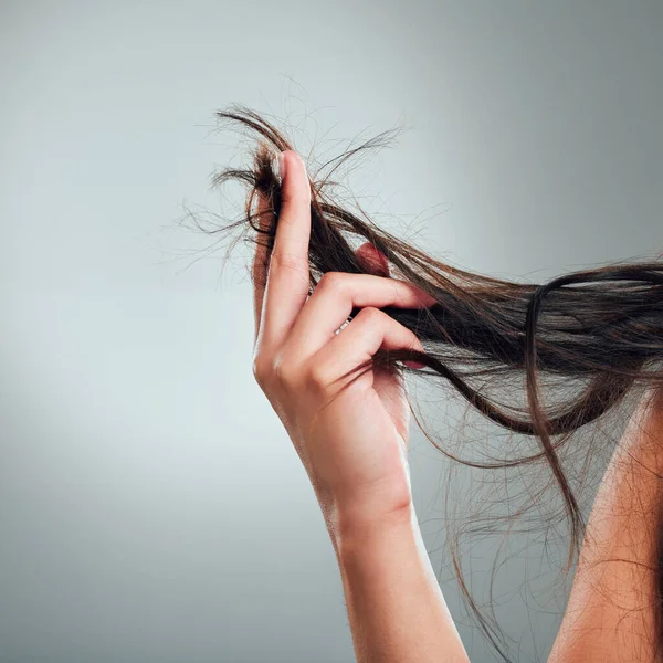 Обрезанный Снимок Неузнаваемой Женщины Держащей Поврежденные Волосы — стоковое фото