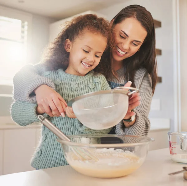 Tourné Une Maman Qui Cuisine Avec Fille Dans Leur Cuisine — Photo