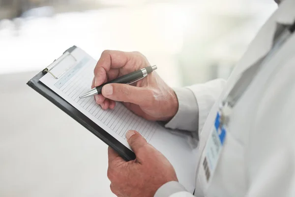 Prise Vue Médecin Méconnaissable Écrivant Formulaire Dans Hôpital — Photo