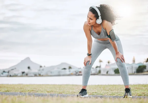 Tiro Cuerpo Entero Una Atractiva Atleta Joven Que Hace Ejercicio —  Fotos de Stock