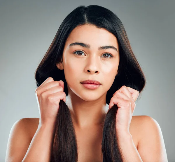 Estudio Una Hermosa Joven Con Pelo Largo Castaño — Foto de Stock