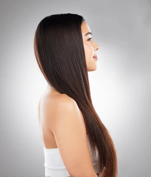 Studio Ujęcie Pięknej Młodej Kobiety Pokazującej Swoje Długie Jedwabne Włosy — Zdjęcie stockowe
