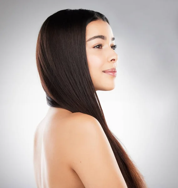 Studio Shot Beautiful Young Woman Showing Her Long Silky Hair — Fotografia de Stock