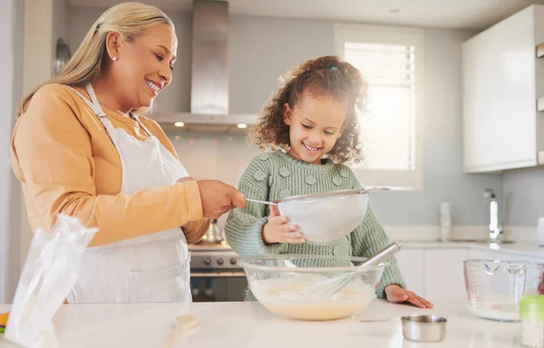 Shot Woman Baking Her Granddaughter Home — Stockfoto