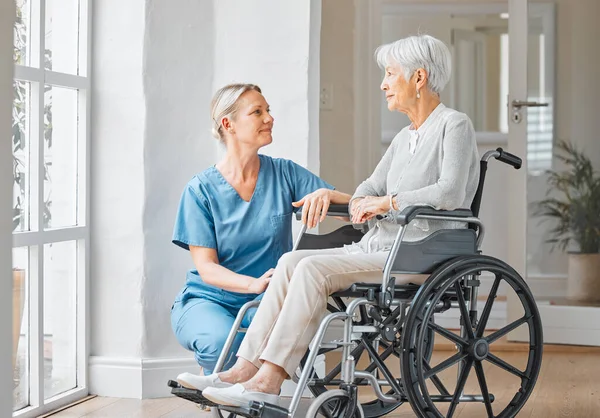 Πυροβολισμός Νοσοκόμας Που Φροντίζει Ηλικιωμένη Γυναίκα Αναπηρικό Καροτσάκι Γηροκομείο — Φωτογραφία Αρχείου