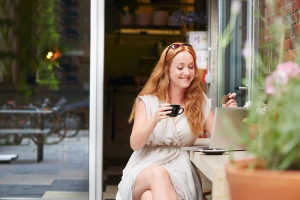 Shot Young Woman Making Card Payments Cafe — Stockfoto