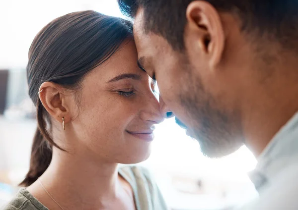 Fotografía Una Pareja Joven Pasando Tiempo Juntos Casa —  Fotos de Stock