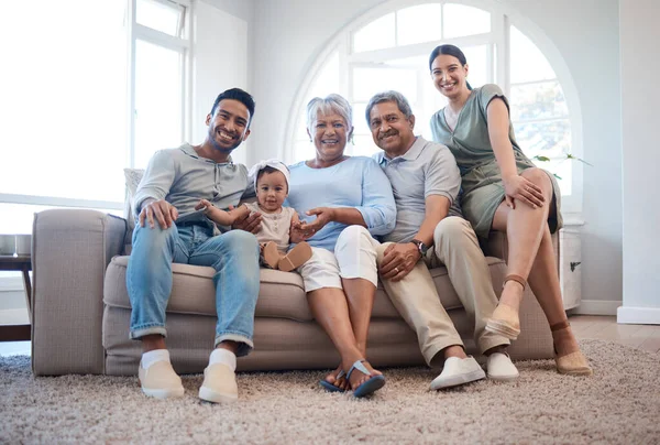 Tiro Uma Família Passar Tempo Juntos Sofá Casa — Fotografia de Stock