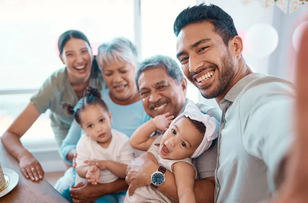 Shot Family Taking Selfie While Having Lunch Home — Stockfoto