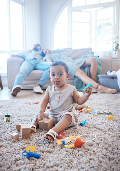 Shot Little Girl Playing Floor While Her Parents Nap Background — Stock Fotó