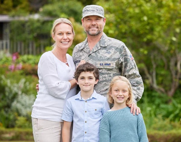 Colpo Ritorno Soldato Piedi Con Sua Famiglia Fuori — Foto Stock