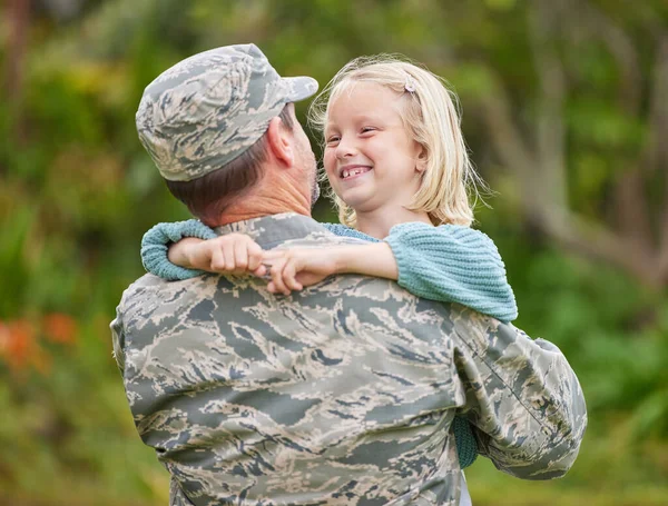 Shot Father Returning Army Hugging His Daughter — ストック写真