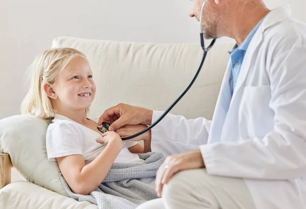 Inyección Médico Masculino Visitando Una Niña Casa —  Fotos de Stock