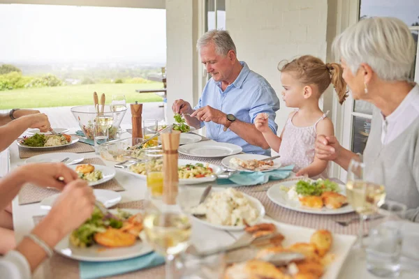 Shot Family Enjoying Sunday Lunch Together Patio — Stockfoto