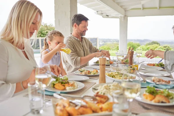 Shot Family Enjoying Sunday Lunch Together Patio — Stockfoto