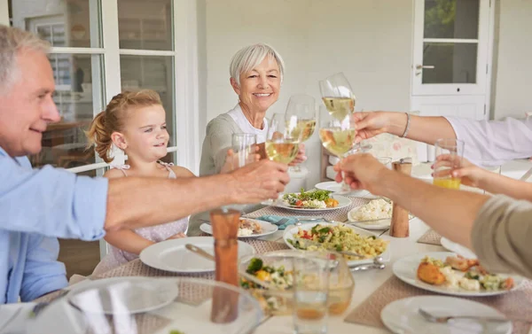 Shot Family Toasting Sunday Lunch — Stok fotoğraf