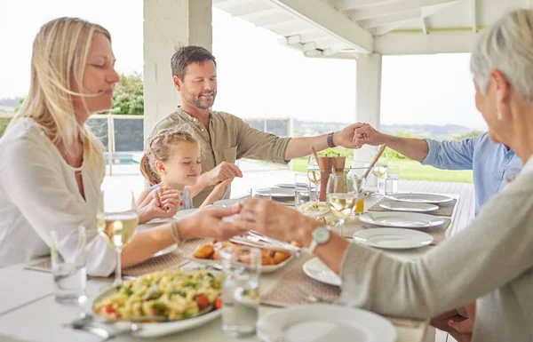 Shot Family Praying Together Enjoying Sunday Lunch — Stockfoto