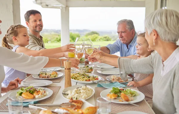 Shot Family Toasting Sunday Lunch — Stok fotoğraf