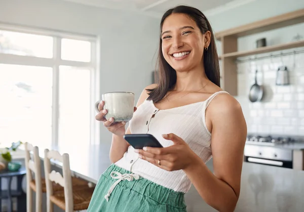 Shot Woman Holding Her Cellphone While Drinking Coffee Home — Stok fotoğraf