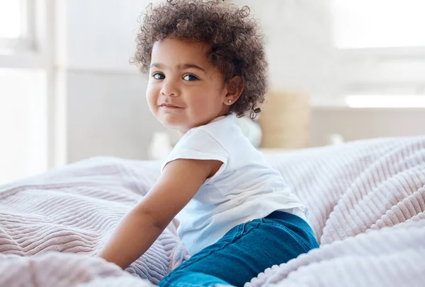 Aufnahme Eines Entzückenden Kleinen Mädchens Auf Einem Bett — Stockfoto