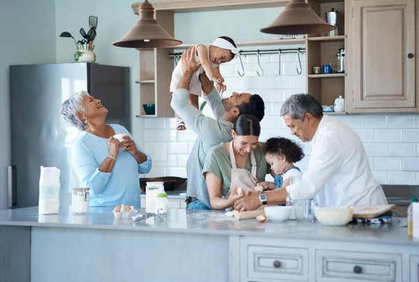 Στιγμιότυπο Ενός Οικογενειακού Ψησίματος Πολλών Γενεών Στην Κουζίνα — Φωτογραφία Αρχείου
