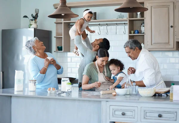 Στιγμιότυπο Ενός Οικογενειακού Ψησίματος Πολλών Γενεών Στην Κουζίνα — Φωτογραφία Αρχείου