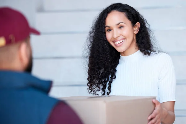 Cropped Shot Attractive Young Woman Receiving Her Package Delivery Man — Stockfoto