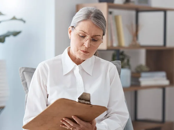 Shot Mature Psychologist Sitting Her Practice Writing Clipboard — ストック写真