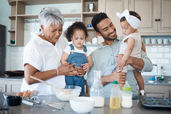 Shot Woman Baking Kitchen Her Son Two Grandchildren — ストック写真