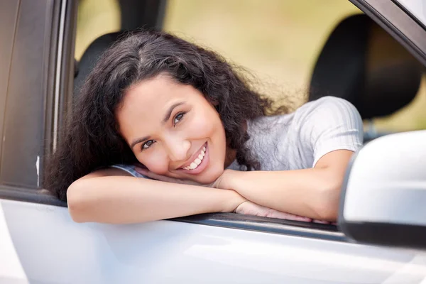 Shot Woman Looking Cheerful While Road Trip — Fotografia de Stock