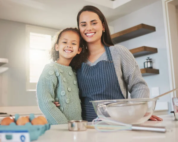 Shot Mom Baking Her Daughter Kitchen Home — Stock Fotó