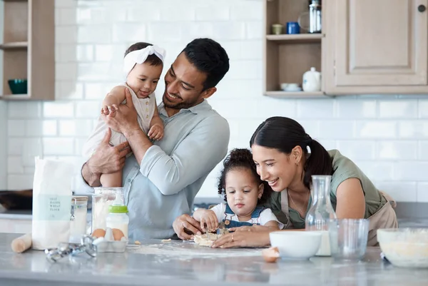 Shot Woman Baking Kitchen Her Husband Two Daughters — ストック写真