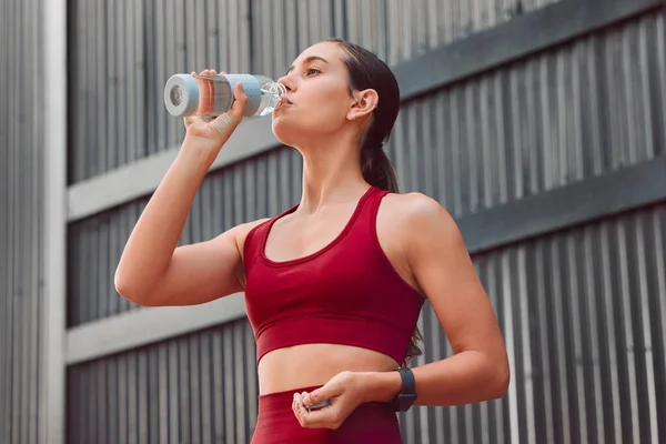 Cropped Shot Attractive Young Female Athlete Drinking Water While Running — Stok fotoğraf
