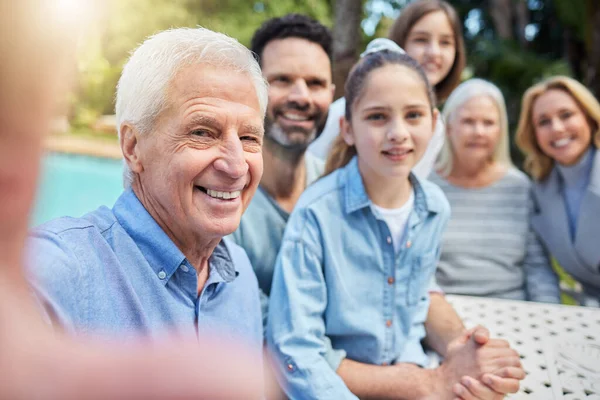 Tiro Uma Família Multi Geracional Posando Juntos Livre — Fotografia de Stock