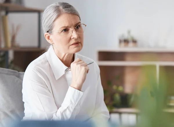 Shot Mature Psychologist Sitting Her Practice Looking Contemplative — Stock Photo, Image