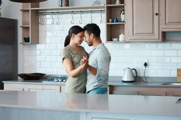 Tiro Jovem Casal Dançando Cozinha Casa — Fotografia de Stock