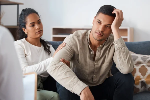 Shot Young Couple Sitting Together Looking Stressed Consultation Psychologist — Stockfoto