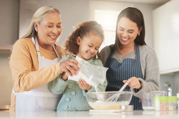 Tiro Uma Menina Cozinhando Com Sua Mãe Avó Casa — Fotografia de Stock