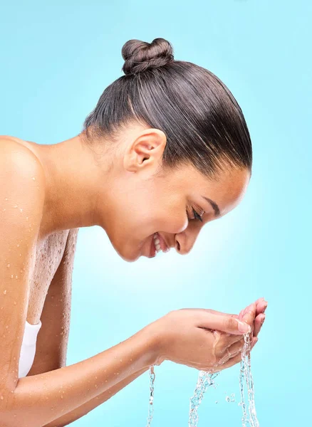 Cropped Shot Young Woman Washing Her Face Clean Water — ストック写真