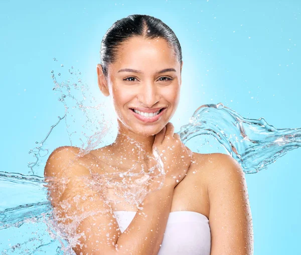 Studio Shot Clean Water Splashing Woman — Stockfoto