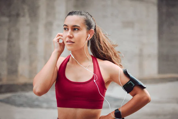 Tiro Recortado Uma Jovem Atleta Atraente Ouvindo Música Enquanto Corre — Fotografia de Stock