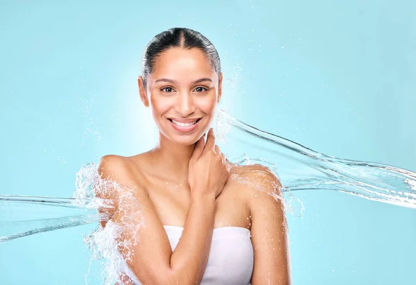 Studio Shot Clean Water Splashing Woman — ストック写真