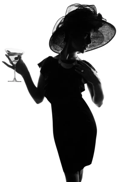 Estúdio Tiro Uma Mulher Elegante Silhueta Beber Martini Contra Fundo — Fotografia de Stock