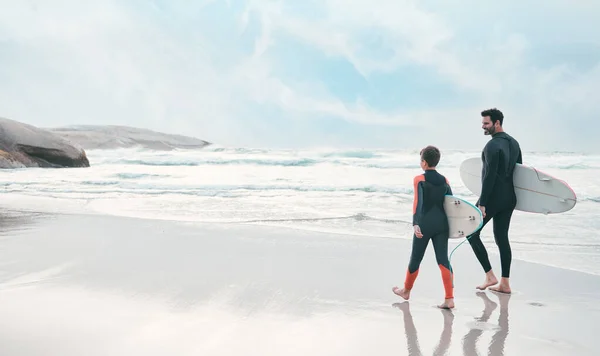 Tiro Homem Seu Filho Praia Com Suas Pranchas Surf — Fotografia de Stock