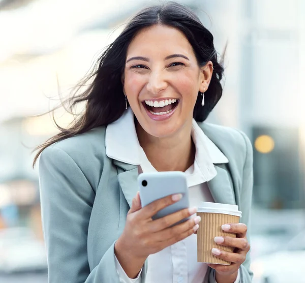 Aufnahme Einer Jungen Geschäftsfrau Die Kaffee Trinkt Und Ihr Smartphone — Stockfoto