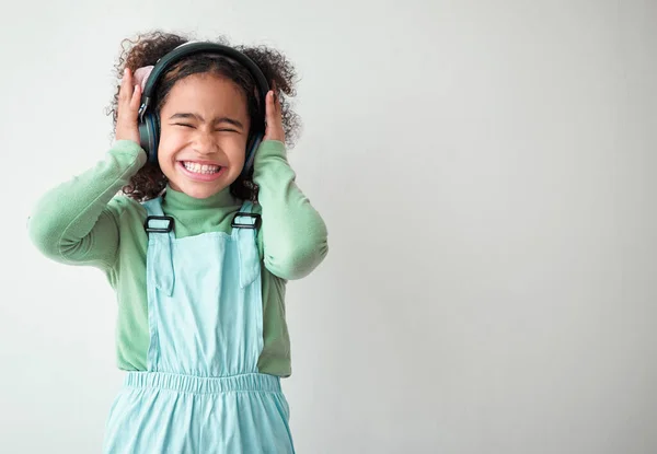 Фотография Маленькой Девочки Стоящей Одиночестве Слушающей Музыку Через Наушники Сером — стоковое фото