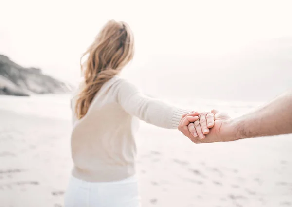 Disparo Una Pareja Cogida Mano Mientras Pasaba Día Playa — Foto de Stock