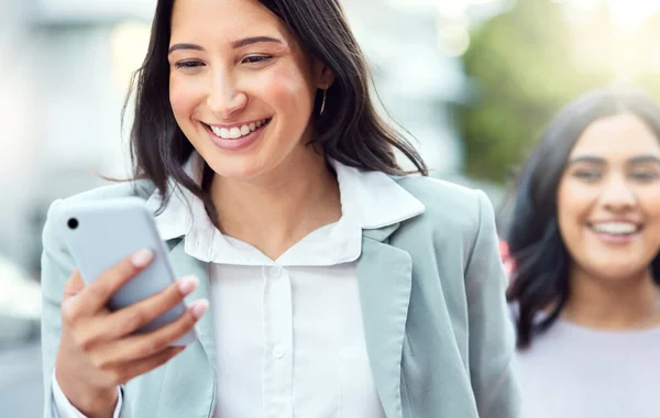 Aufnahme Einer Jungen Geschäftsfrau Mit Einem Smartphone Vor Städtischem Hintergrund — Stockfoto