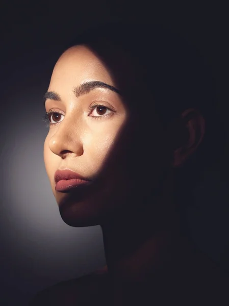 Studio Shot Beautiful Young Woman Posing Light Beam Her Face — Fotografia de Stock