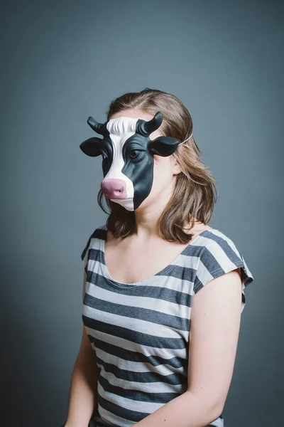 Mujer Joven Con Máscara Sobre Fondo Gris Estudio — Foto de Stock